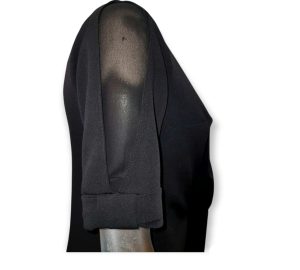 Φόρεμα midi σε κλασσική γραμμή με διαφανή λεπτομέρεια στα μανίκια. Χρώμα: Μαύρο.