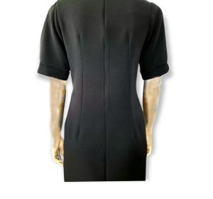 Φόρεμα midi σε κλασσική γραμμή με διαφανή λεπτομέρεια στα μανίκια. Χρώμα: Μαύρο.