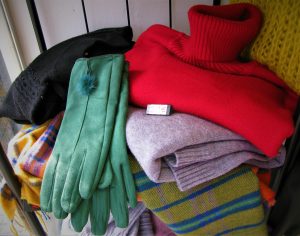 Γάντια σουέτ με bon-bon. Χρώμα: Μαύρο,Καμηλό,Πράσινο,Ανθρακί,Γκρενά,Μπέζ. 