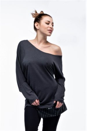 Μπλουζοφόρεμα με μια νυχτερίδα μανίκι,και λεπτομέρεια από ριγέ σαμπρέλα. Χρώμα: Mαύρο,Γκρενά.