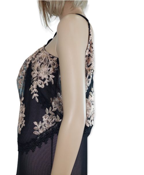 Φόρεμα maxi, τιράντα με τοπ απο απλικέ λουλούδια. Χρώμα: Μαύρο με Ροζ.