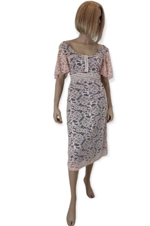 Φόρεμα midi,από ελαστική δαντέλα,με διακοσμητικές τρέσες και πέρλα. Χρώμα: Ροζ με Μαύρο..