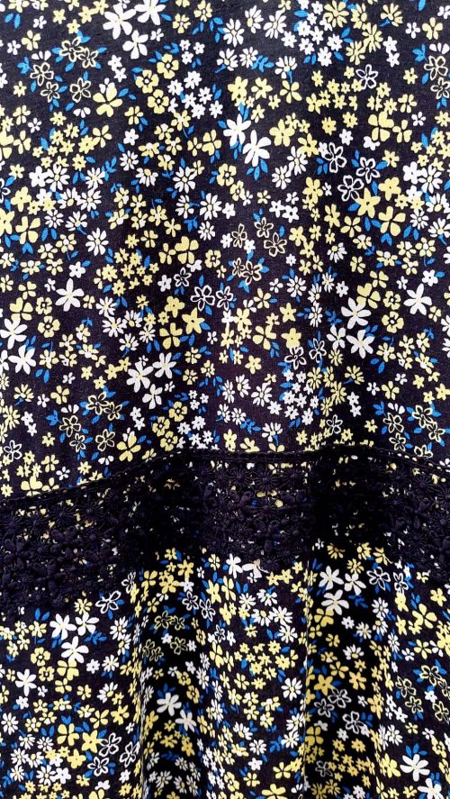 Φόρεμα midi  Εμπριμέ Floral με τρέσα δαντέλα. Χρώμα: Μπλε Floral, Μαύρο Floral.