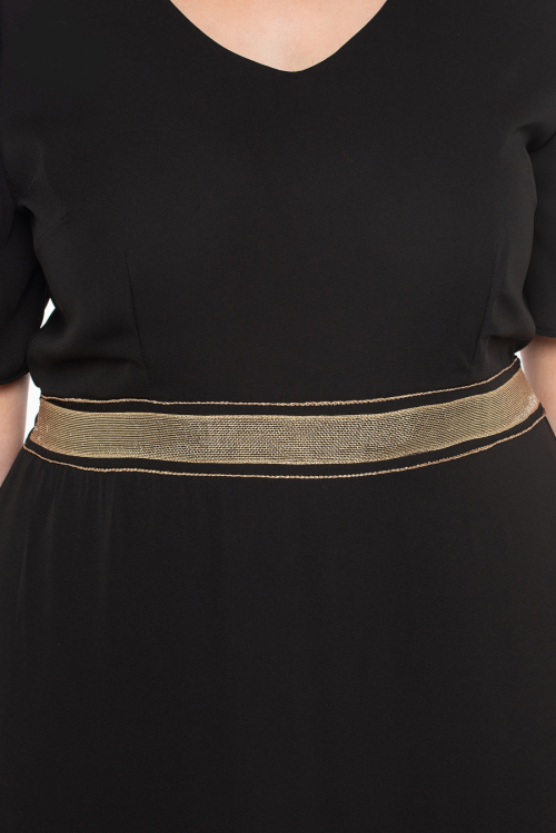 Φόρεμα maxi βε με χρυσές λεπτομέρειες στο "Χ" του βε στη πλάτη και στη ζώνη. Χρώμα: Γαλάζιο,Μαύρο.