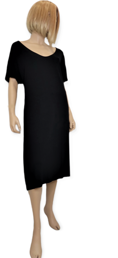 Φόρεμα απλό midi ντεκολτέ σε έβαζε γραμμή. Χρώμα: Μαύρο.