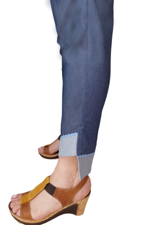 Παντελόνι κάπρι από ελαστικό τζιν (denim) με τρέσα. Χρώμα: Τζιν (denim).