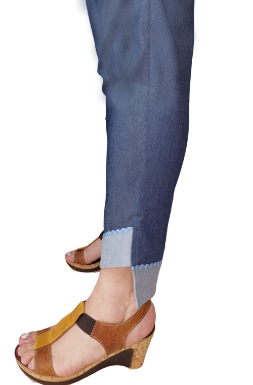 Παντελόνι κάπρι από ελαστικό τζιν (denim) με τρέσα. Χρώμα: Τζιν (denim).