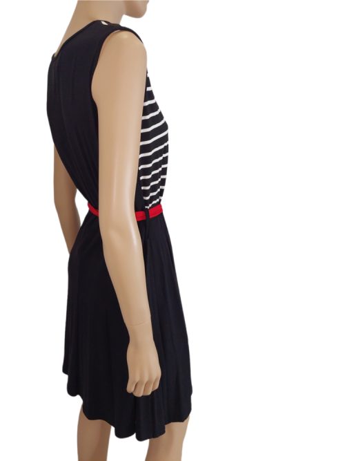 Φόρεμα ριγέ με κουμπιά και ζώνη. Χρώμα: Μαύρο με Λευκό και κόκκινο.
