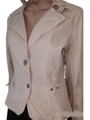 Σακάκι με πέτο γιακά και εξωτερικές τσέπες. Χρώμα: Μπεζ.