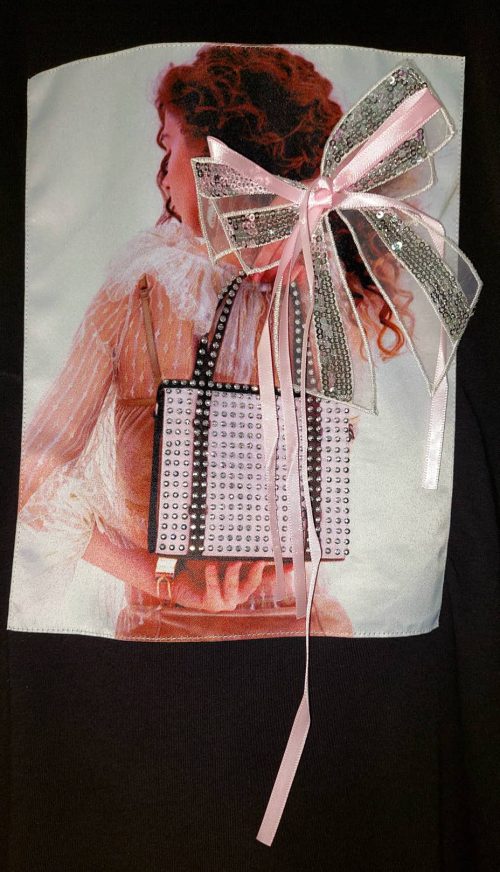 T-shints με απλικέ φωτογραφία ''κοπέλα με τσάντα''. Χρώμα: Μαύρο, Λευκό.
