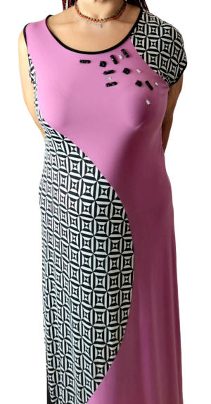 Φόρεμα , αμάνικο maxi εμπριμέ με κέντημα από πέτρες . Χρώμα: Βιολετί.