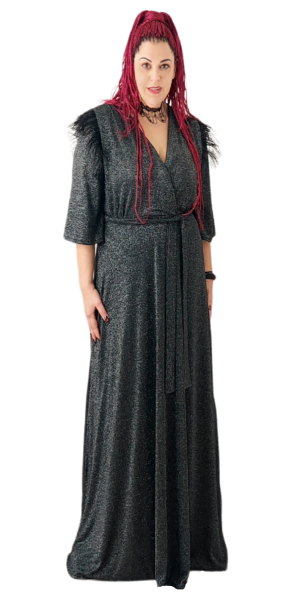 Φόρεμα μάξι κρουαζέ λούρεξ με πούπουλα στον ώμο. Χρώμα: Μαύρο .