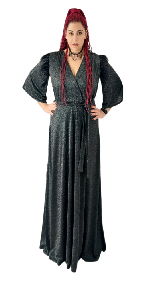 Φόρεμα μάξι κρουαζέ λούρεξ με πούπουλα στον ώμο. Χρώμα: Μαύρο .