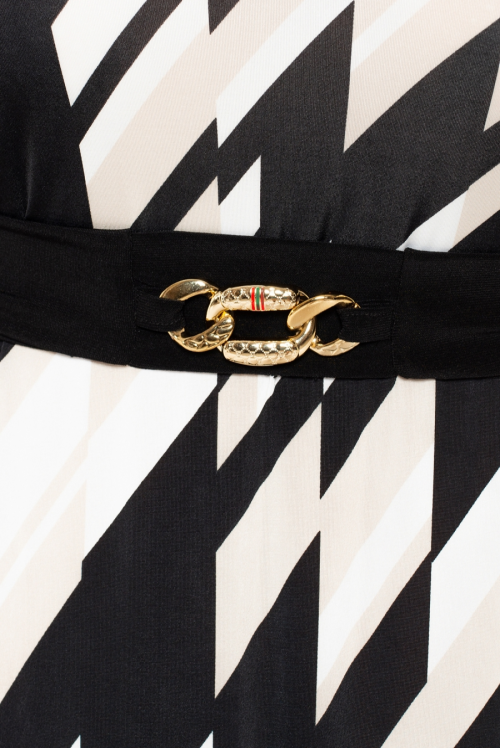 Φόρεμα maxi από μαγιοπανο,σε γραμμικό εμπριμέ με βε, και σκίσιμο στο μανίκι. Χρώμα: Μαύρο με Μπεζ.