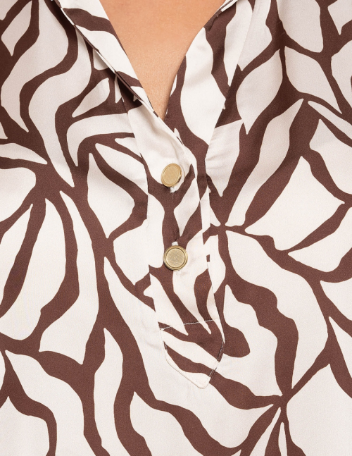 Μπλούζα σατέν εμπριμέ με πέτο γιακά και κουμπάκια. Χρώμα: Eκρού Mε Kαφέ.