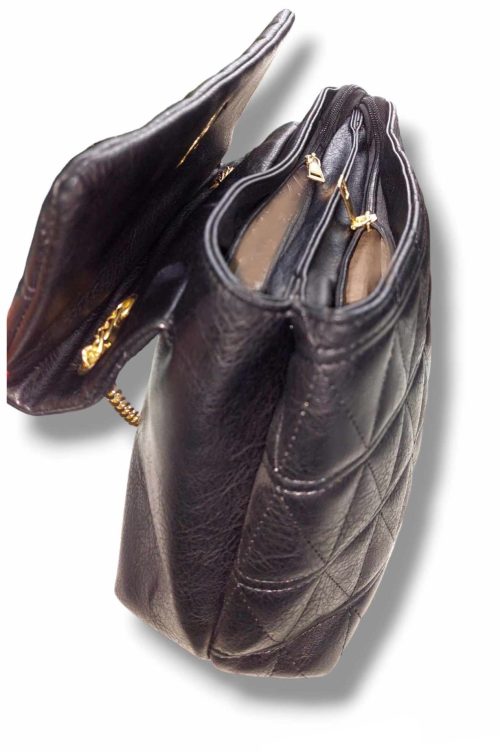 Τσάντα leather like με μικρούς ρόμβος από εξωγάζα,και διακοσμητικό. Χρώμα: Μαύρο.