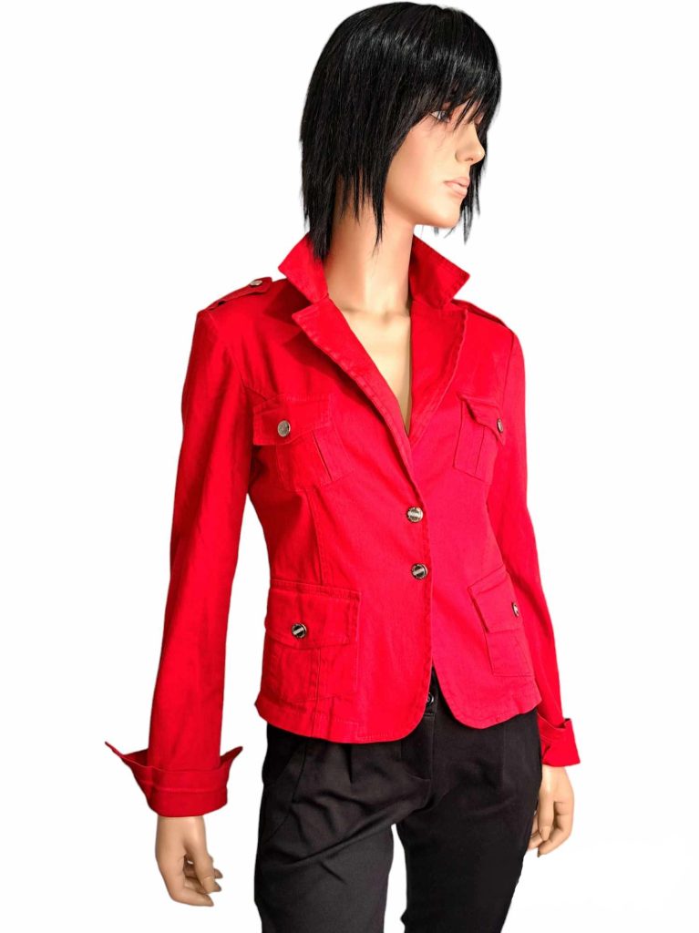 Σακάκι με πέτο γιακά, εξωτερικές τσέπες και Μεταλλικά κουμπιά. Χρώμα: Κόκκινο.